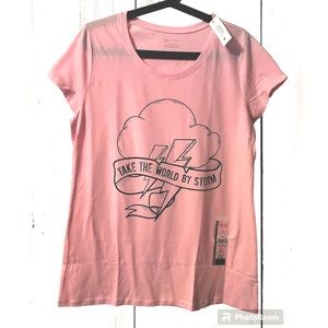 🔥Women’s “Take the World By Storm” graphic tee ✨